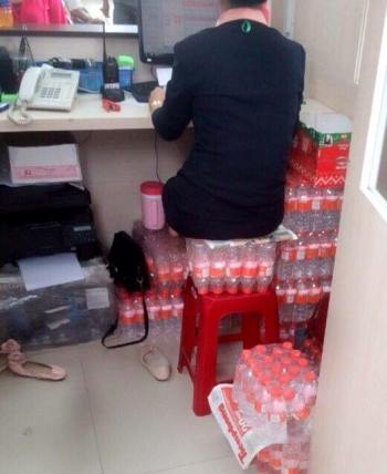 Phương Trang xin lỗi vì nhân viên lấy lốc nước mời khách lót mông ngồi