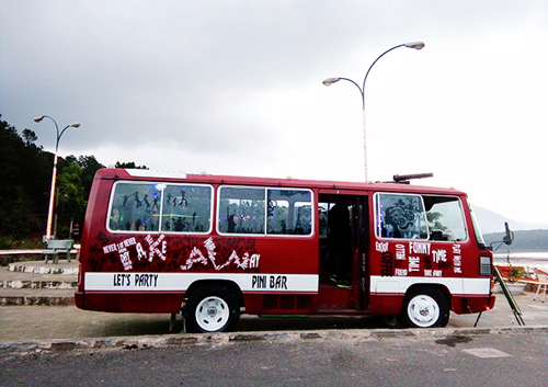 Quán bar trên chiếc xe bus bên bờ hồ ở Đà Lạt