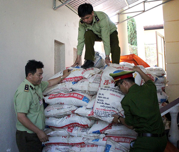 Bảo Lộc: Tiêu hủy 5,5 tấn phân bón giả