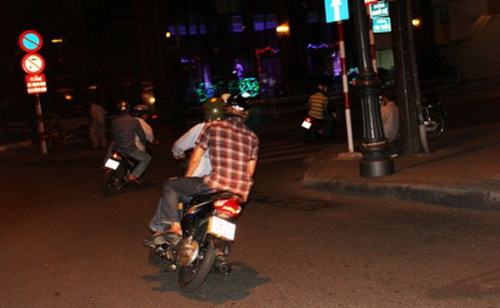 Bảo Lộc: Vờ mua mũ bảo hiểm để cướp điện thoại