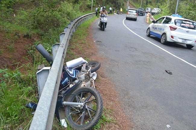 Đà Lạt: Xe hơi thổi bay 2 xe máy trên đèo Prenn