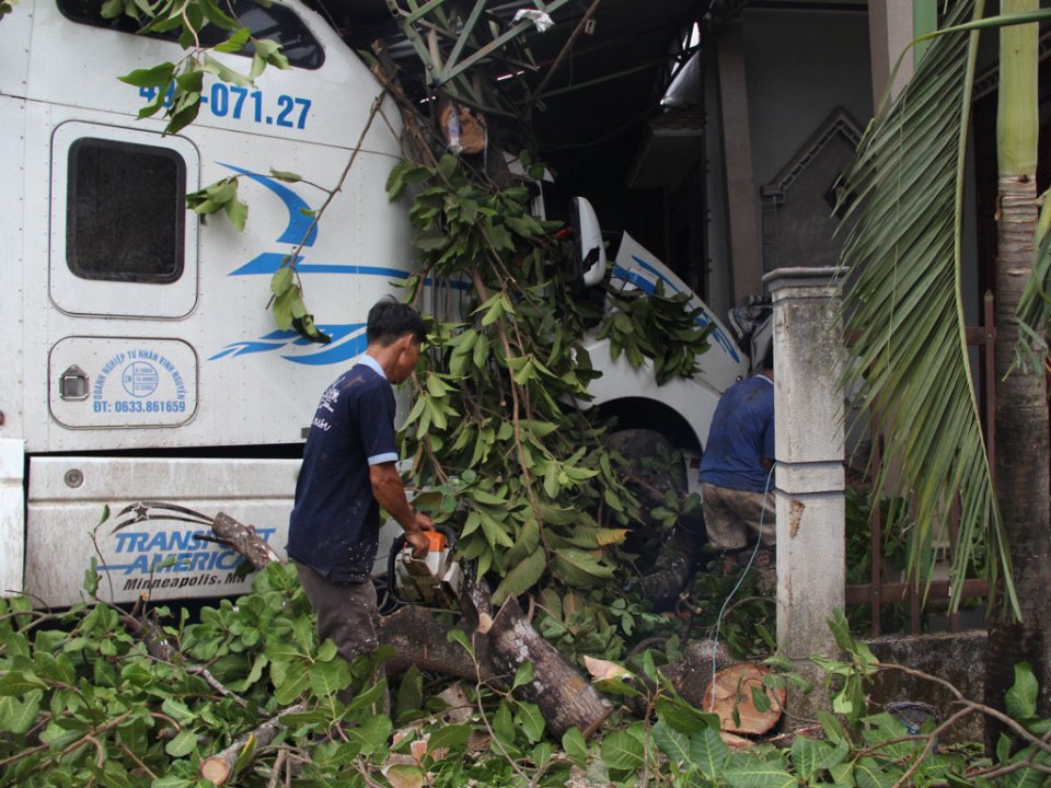 Lâm Đồng: Thoát chết khỏi bánh xe container nhờ cây điều 30 tuổi