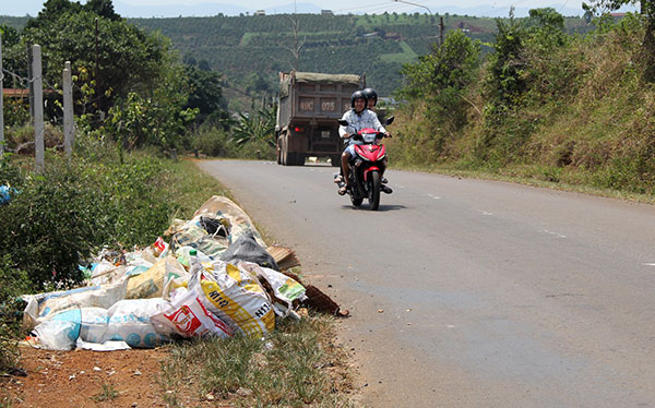 Bảo Lộc: Rác ngập đường đi thác Đam B’ri