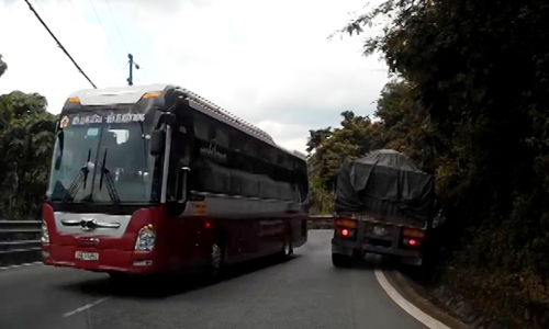 Xe Thành Bưởi vượt ẩu ép ôtô tải lao xuống rãnh đèo Bảo Lộc