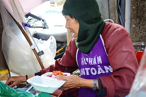 Gánh xôi vỉa hè huyền thoại hơn 6 thập kỷ tại Đà Lạt