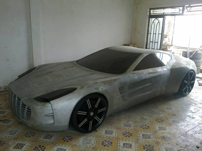 Thợ Đà Lạt tự chế tác thân vỏ siêu xe Aston Martin One-77 Police bằng composite
