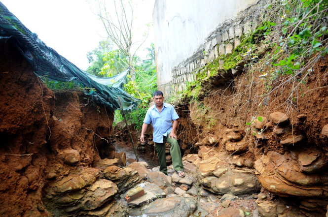 Lâm Đồng: Cống thoát nước khoét hào sâu kinh hoàng sát nhà dân