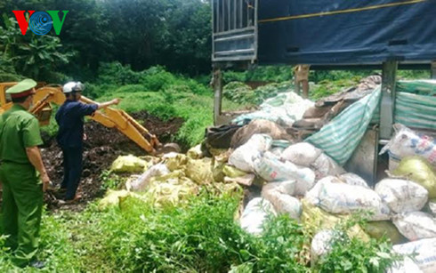 Bắt xe tải từ TP. Bảo Lộc chở 7 tấn xương, thịt bò bốc mùi hôi thối