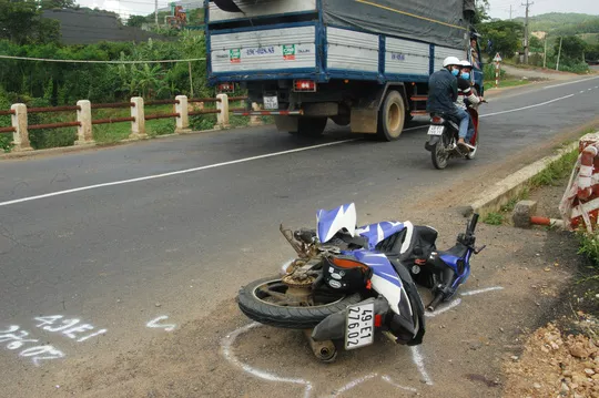 Di Linh: Xe khách tông xe máy, 1 người bị thương nặng