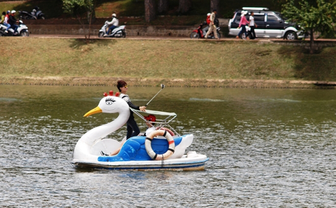 Đà Lạt: Thuê đạp vịt ra hồ Xuân Hương chỉ để chụp ảnh “tự sướng”