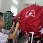 Học sinh chọn mua đồng phục