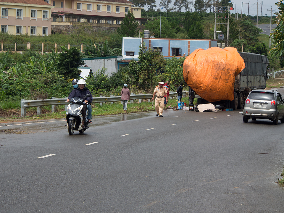 Bảo Lộc: Tông vào xe tải đậu bên đường, 3 thanh niên thương vong