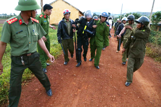 Lâm Đồng: Gần chục CSCĐ bị thương khi bắt khẩn cấp 5 nghi phạm