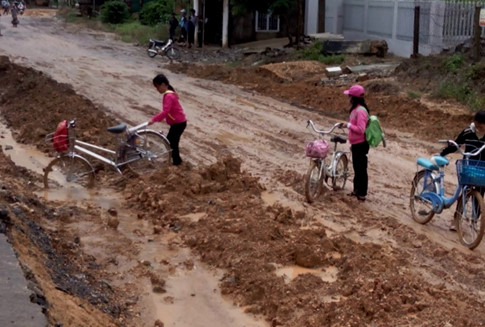 Bảo Lộc: Nỗi ám ảnh của các em học sinh mỗi ngày đến trường