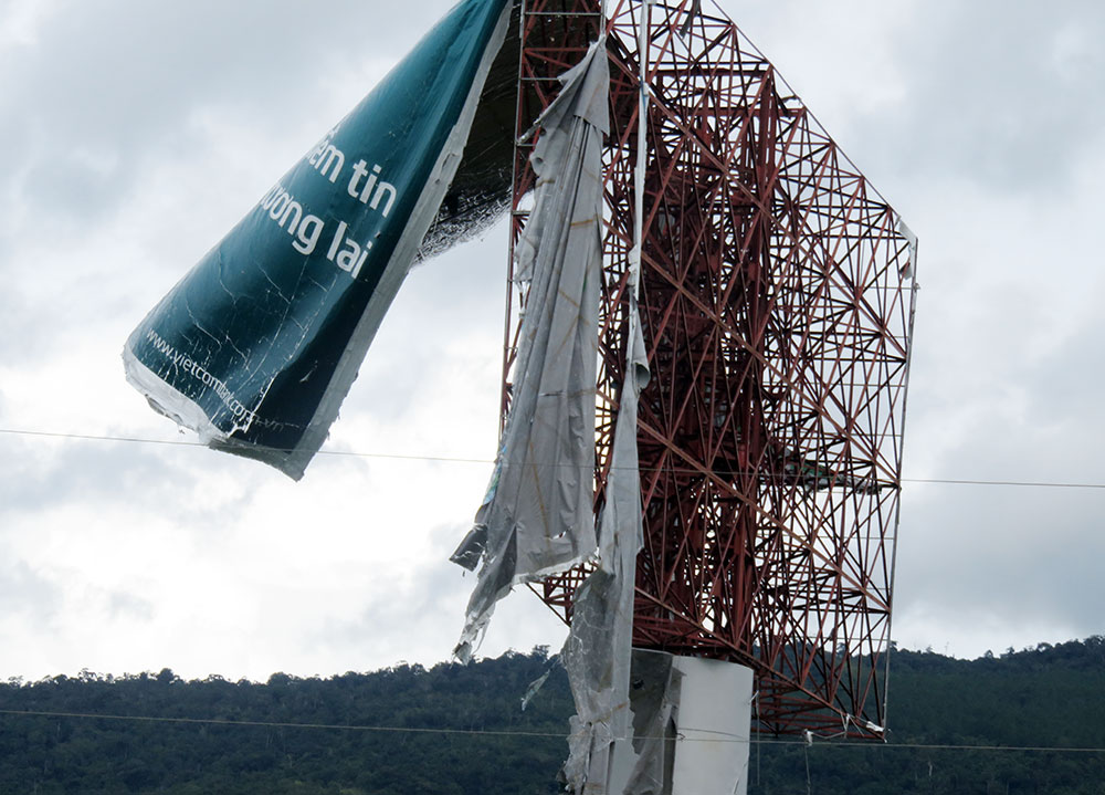 Đà Lạt: Quảng cáo rách nát phất phơ trước gió