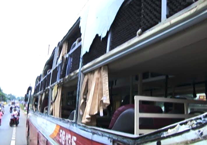 Xe tải va chạm với xe khách Thành Bưởi rồi bỏ chạy