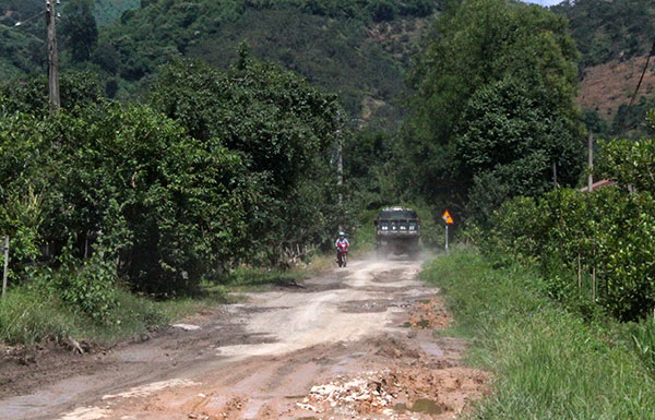 Lâm Đồng: Xe “hổ vồ” cày nát đường dân sinh