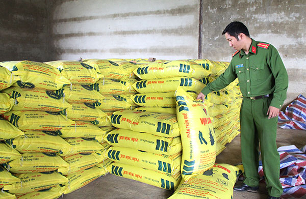 Bảo Lâm: Bắt quả tang cơ sở sản xuất phân bón trái phép