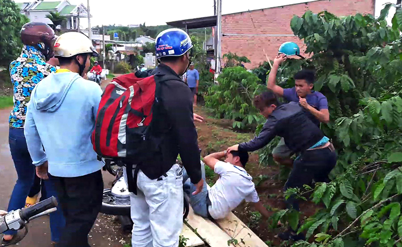 Bảo Lộc: Va chạm với ô tô con, thanh niên bị đánh hội đồng
