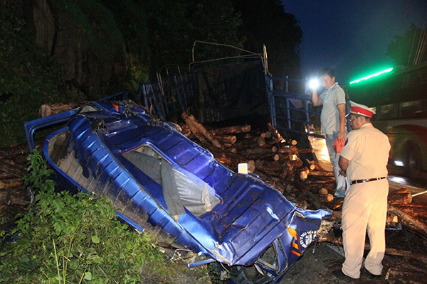 Đâm vào vách núi bên đèo Bảo Lộc, xe tải bị gãy đôi