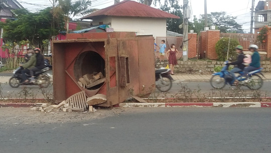 Đà Lạt: Khối sắt khổng lồ bất ngờ rơi, người đi đường một phen hú vía