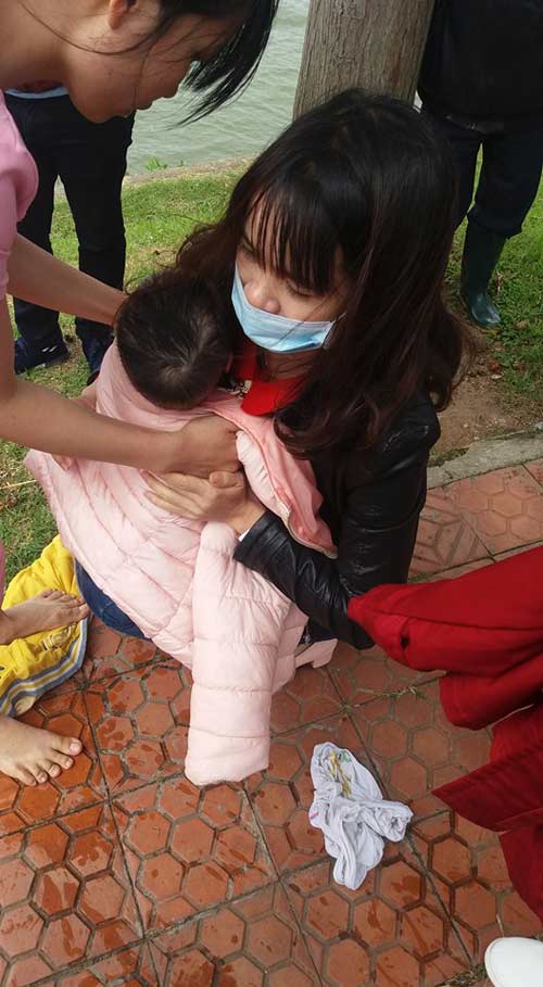 Đà Lạt: Mẹ lơ đễnh để con một mình trong xe đẩy bị gió thổi lăn xuống hồ