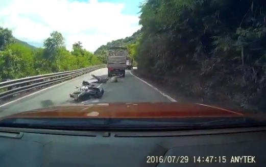 Đèo Bảo Lộc: Chồng vượt ẩu, vợ và con nhỏ bị văng ra đường