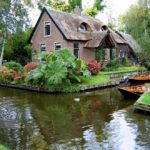 water-village-no-roads-canals-giethoorn-netherlands-8