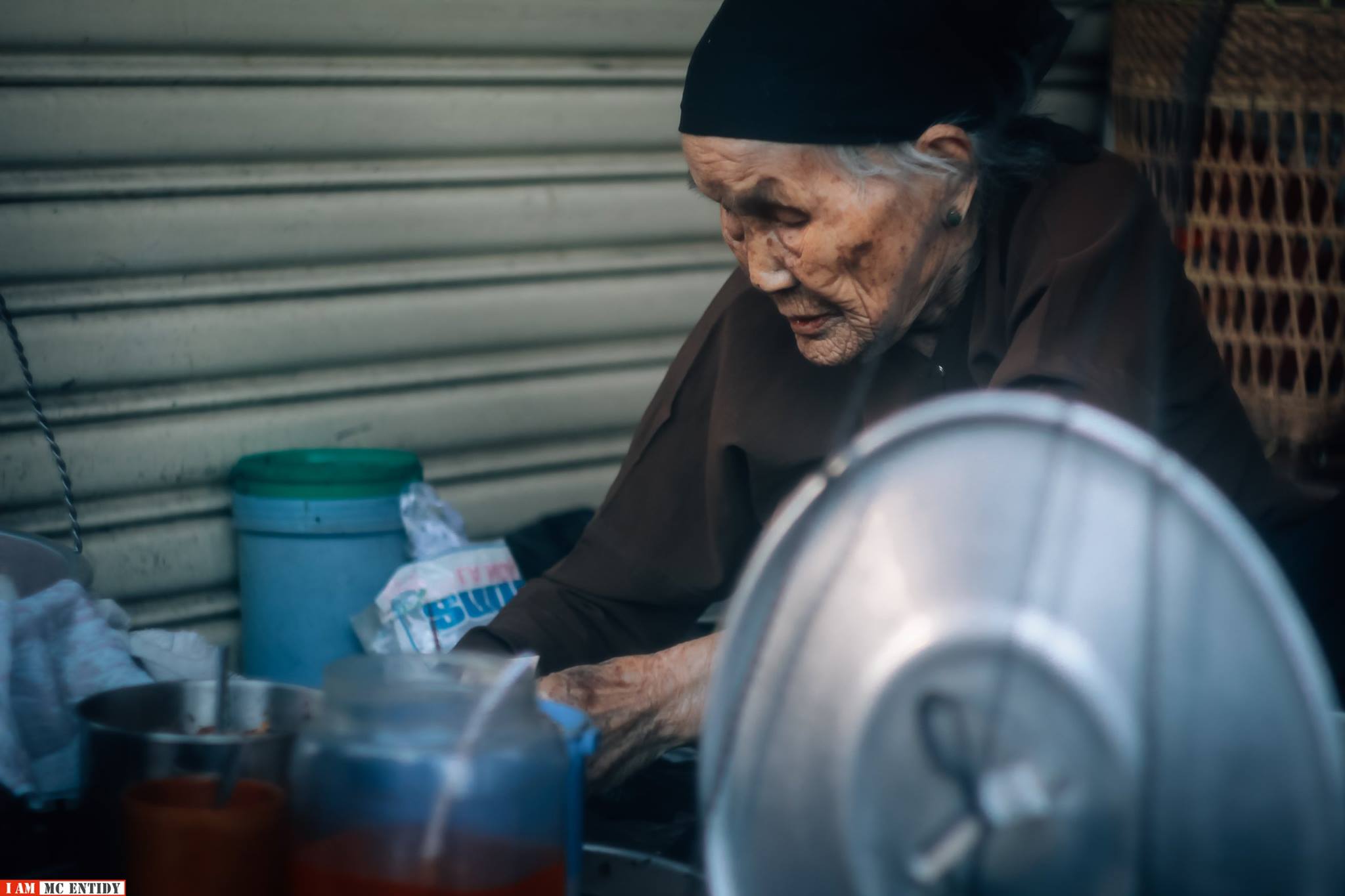 Cụ bà 91 tuổi vẫn cần mẫn mưu sinh với món ăn nổi tiếng xứ B’lao