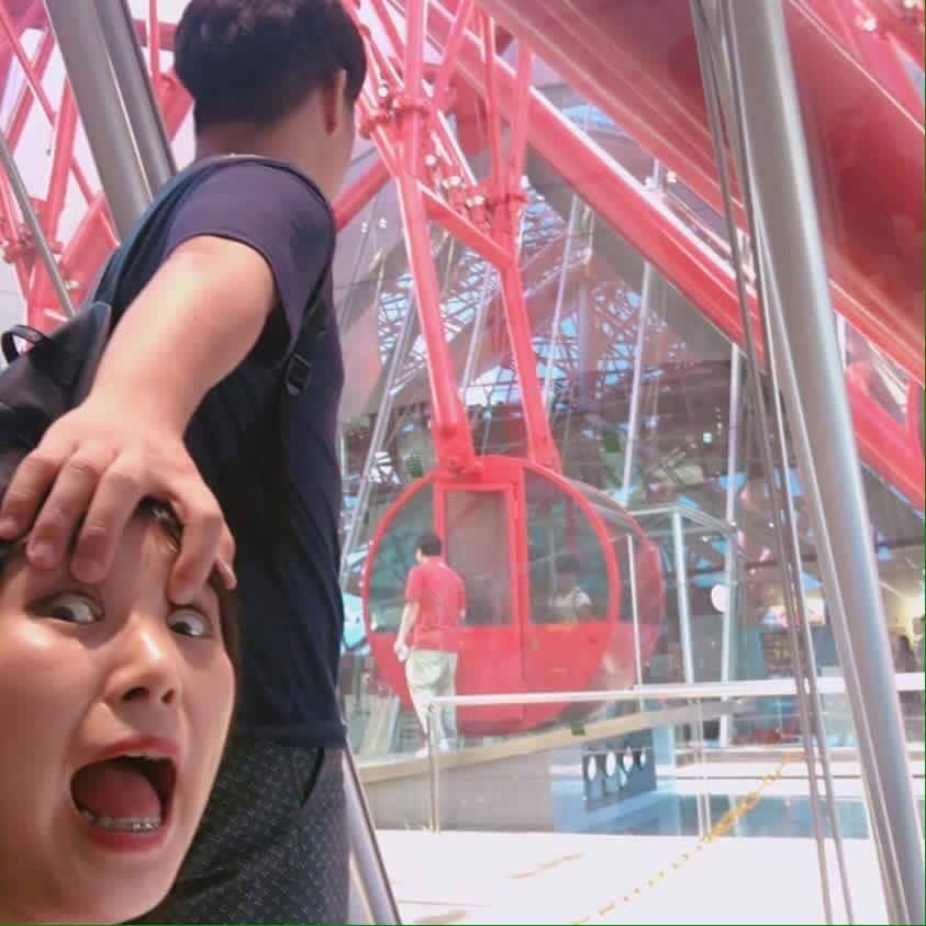 Cười tắt thở với bộ ảnh “Nắm đầu em lượn hết thế gian”