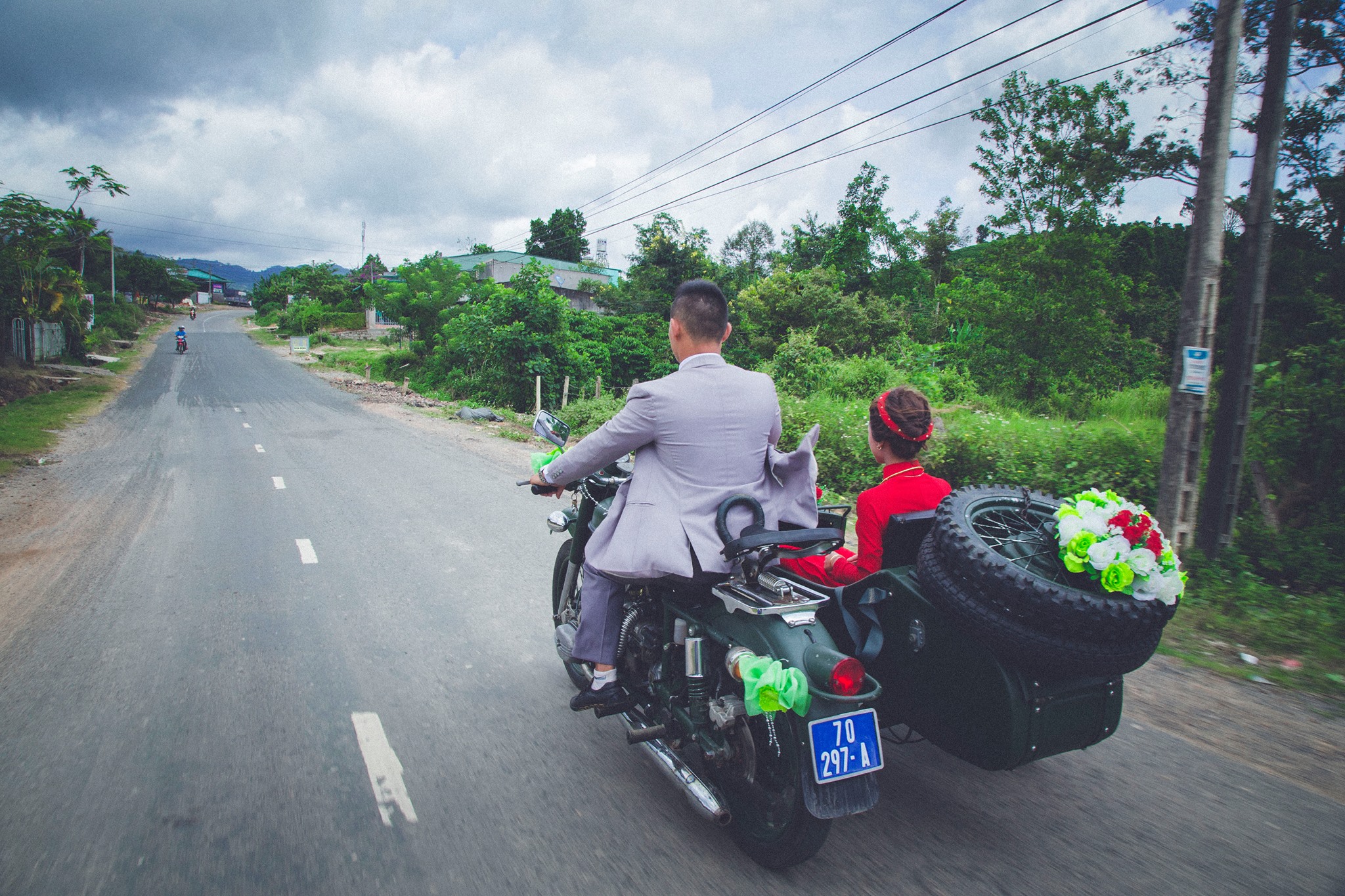 Lâm Đồng: Độc đáo đoàn xe với hơn 40 chiếc Minsk “hộ tống” cô dâu “về dinh”