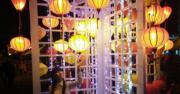 Đèn lồng rực rỡ trên con đường bên trong dinh thự vua Bảo Đại