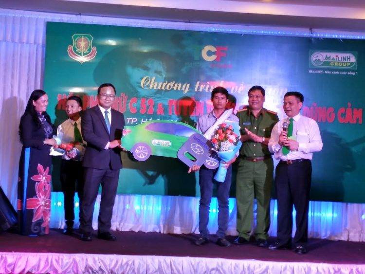 Tập đoàn Mai Linh chính thức tặng ô tô cho tài xế Phan Văn Bắc
