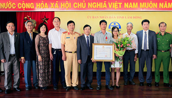 Lâm Đồng: Trao Huân chương Dũng cảm cho tài xế Phan Văn Bắc