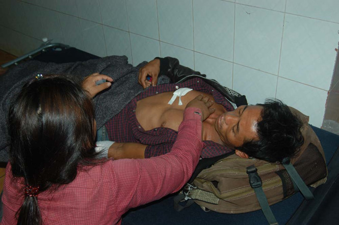 Lâm Đồng: Một người chở gỗ bị kiểm lâm bắn thủng ngực