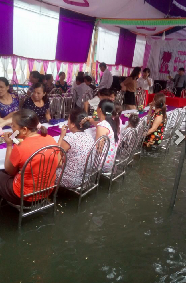 Người ta đám cưới linh đình, tôi đây mưa ngập nhưng mà vẫn vui