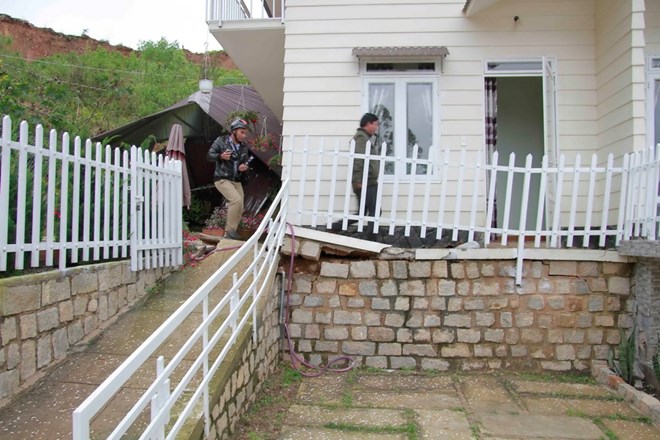 Sạt lở đất gây sập một căn nhà ở thành phố Đà Lạt