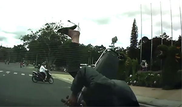 Đà Lạt: Thanh niên văng lên đầu ôtô vì tránh người sang đường