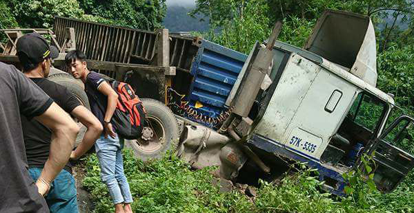 6 người kêu cứu trong ôtô bị container tông trên đèo Bảo Lộc