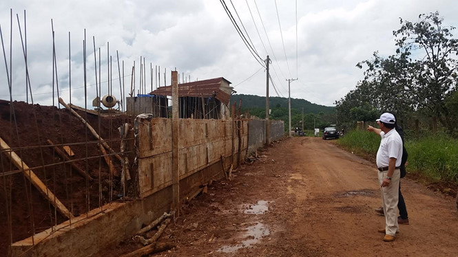 Đà Lạt: Tùy tiện xây bờ kè, dời trụ điện lấn đường dân sinh