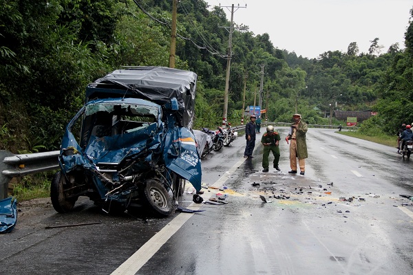 Lâm Đồng: Hai xe tải đối đầu trên đèo Chuối, 2 người thương vong