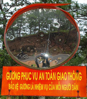 Đà Lạt: Cần ngăn chặn hành vi đập phá gương cầu lồi trên đèo Prenn