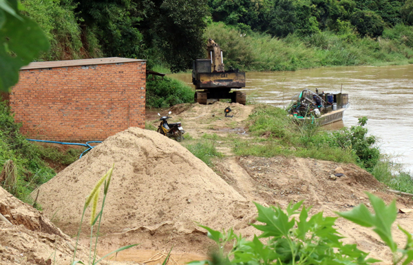Lâm Đồng: “Sa tặc” lộng hành, chính quyền ngó lơ