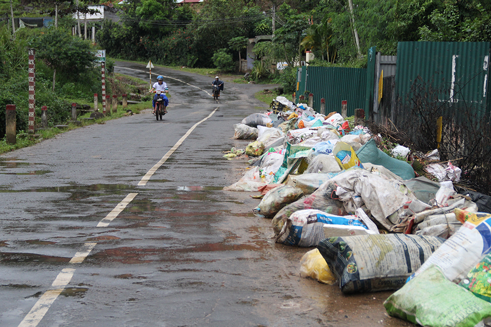 Bảo Lâm: Rác ngập Cống Ngầm xã Lộc Nam