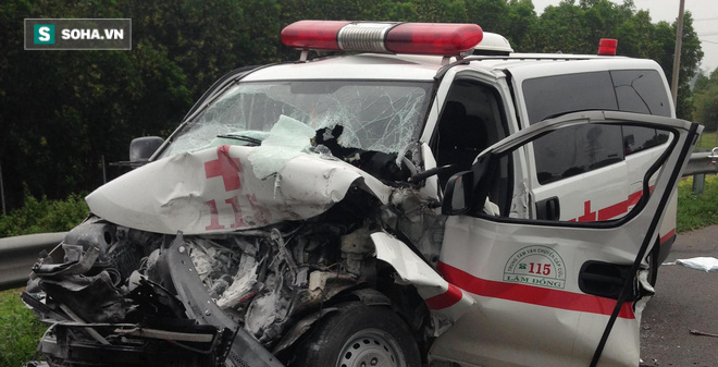 Lâm Đồng: Xe cứu thương lao vào xe bồn trên cao tốc, 4 người thương vong