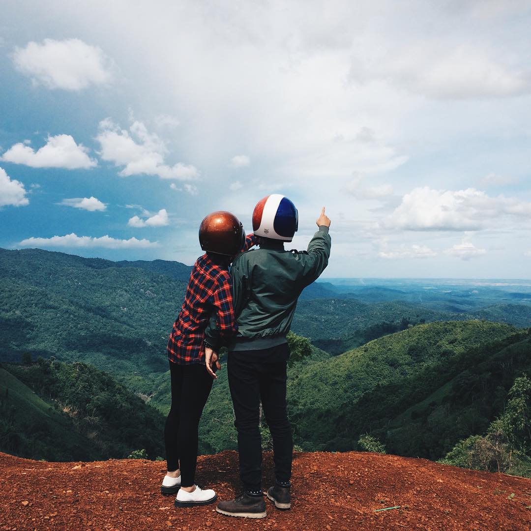 Hoàng hôn dần buông trên đập Kala, phản chiếu những tia nắng xuống hồ. Ảnh: Thuong Hoai on Instagram