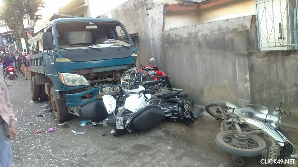 Đà Lạt: Xe tải mất thắng tông vào 5 xe máy, ủi sập tường nhà dân