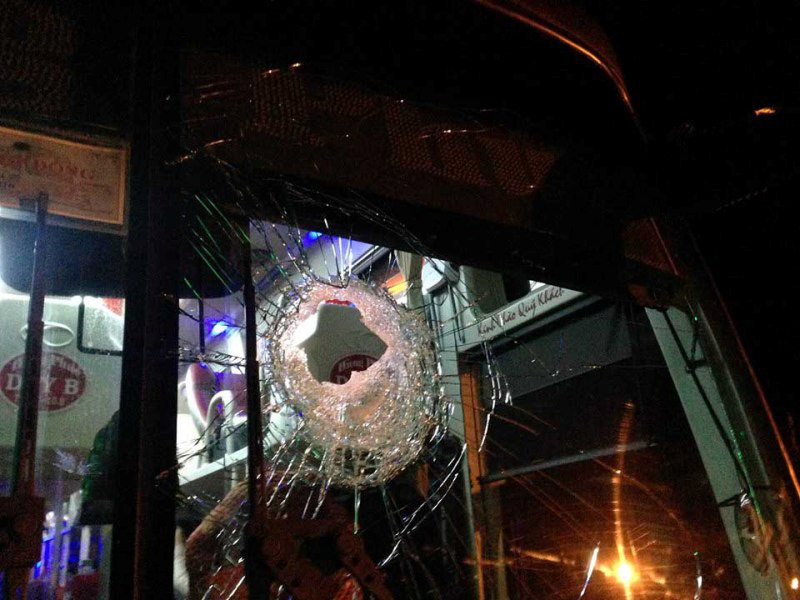 Di Linh: Hai thanh niên say rượu ném đá vỡ kính xe khách… cho vui