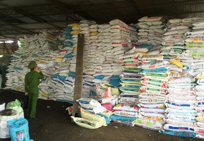 Lâm Đồng: Tạm giữ 300 tấn phân bón không đủ điều kiện lưu hành