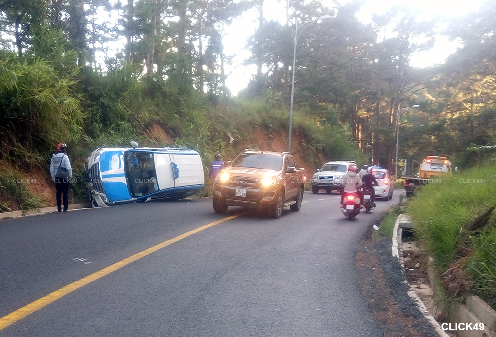 Đà Lạt: Taxi Quốc Tế lật trên đèo Prenn